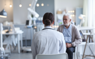 medecin-blouse-bureau-personne-agee