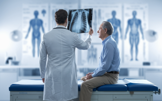 medecin-radiographie-patient-cabinet-medical