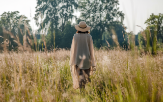 personne-chapeau-champ-ensoleille-herbes