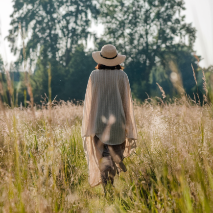 personne-chapeau-champ-ensoleille-herbes