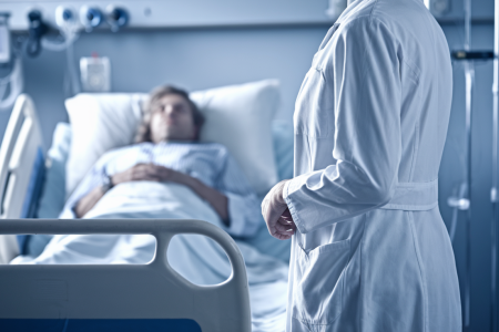 medecin-dos-blouse-lit-hopital