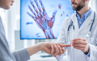 medecin-schema-main-clinique-lumineuse