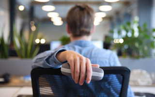 personne-dos-bureau-plantes-lumiere