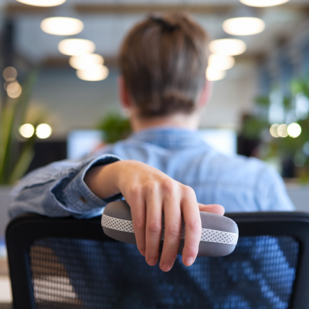 personne-dos-bureau-plantes-lumiere
