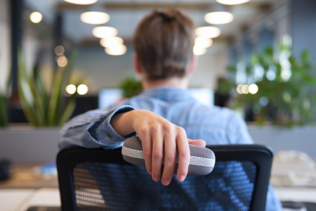 personne-dos-bureau-plantes-lumiere