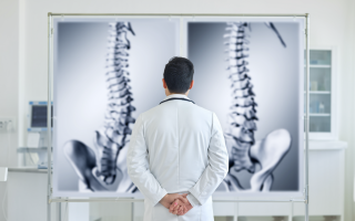 medecin-blouse-tableau-vertebre-floues