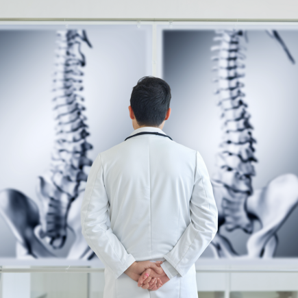 medecin-blouse-tableau-vertebre-floues