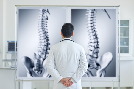 medecin-blouse-tableau-vertebre-floues