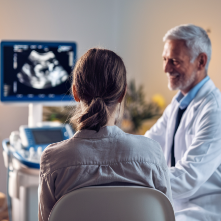 femme-consultation-medicale-echographie-salle-lumineuse