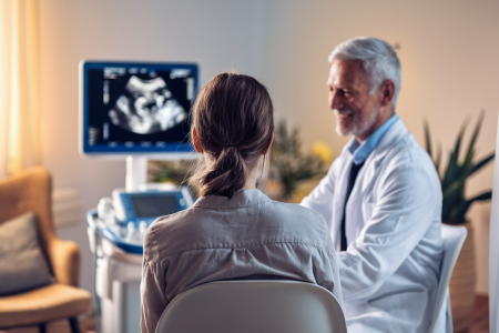 femme-consultation-medicale-echographie-salle-lumineuse