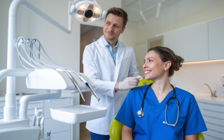 dentiste-patient-fauteuil-cabinet-moderne