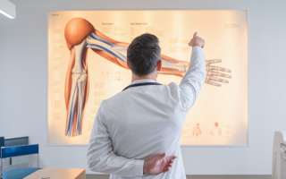 medecin-tablau-lumineux-diagramme-bras