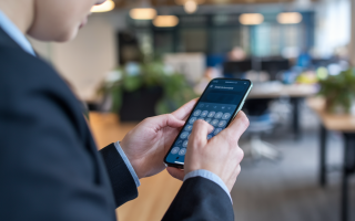 personne-smartphone-bureau-moderne