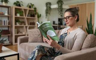 femme-lisant-salon-livres-plantes