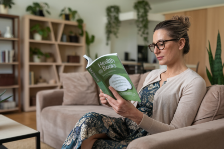 femme-lisant-salon-livres-plantes