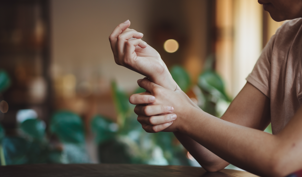 personne-poignet-plantes-ambiance-douce