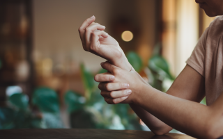 personne-poignet-plantes-ambiance-douce