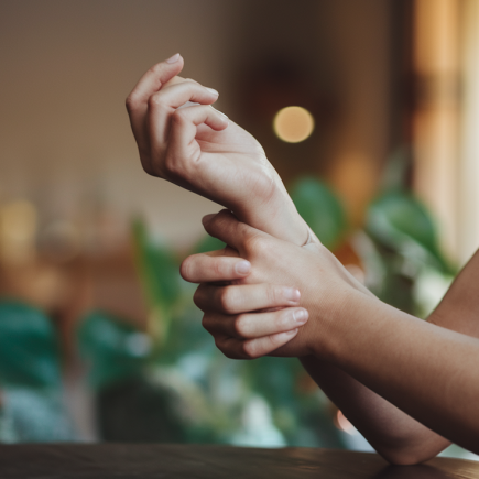 personne-poignet-plantes-ambiance-douce