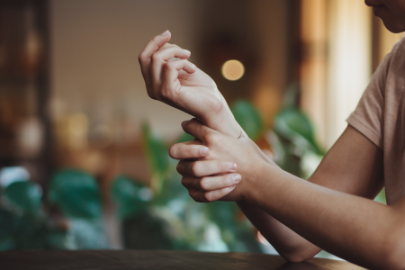 personne-poignet-plantes-ambiance-douce