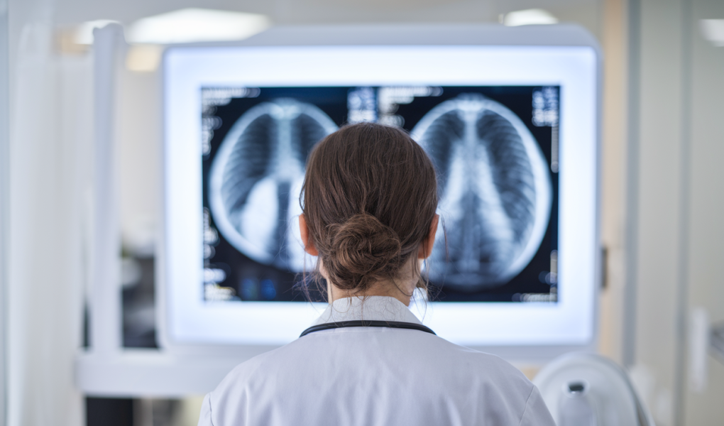 medecin-consulte-radiographie-bureau-moderne