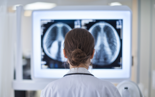 medecin-consulte-radiographie-bureau-moderne