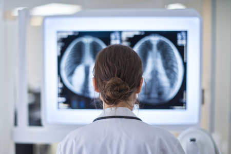 medecin-consulte-radiographie-bureau-moderne