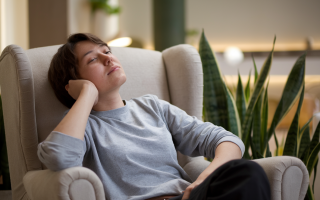 personne-fauteuil-confort-plantes-lumiere