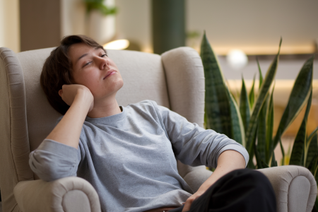 personne-fauteuil-confort-plantes-lumiere