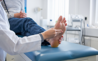 podologue-examine-pied-cabinet-medical