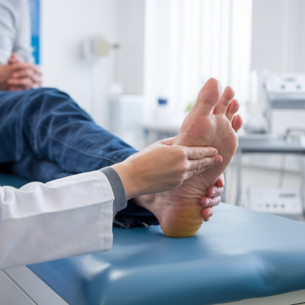 podologue-examine-pied-cabinet-medical