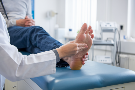 podologue-examine-pied-cabinet-medical