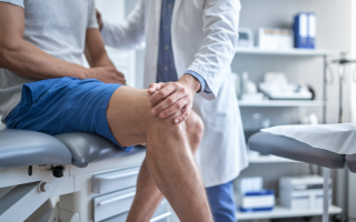 medecin-genou-patient-cabinet-medical