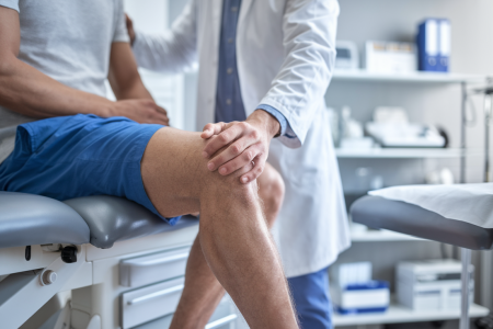 medecin-genou-patient-cabinet-medical