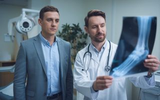 medecin-patient-radiographie-pied-cabinet