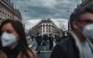 rue-francaise-pietons-masques-batiments