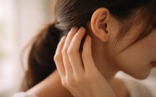 main-oreille-profil-flou-lumiere-douce