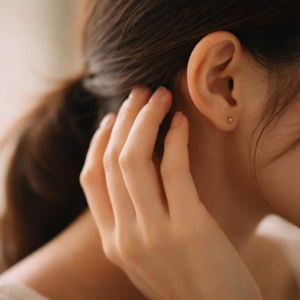 main-oreille-profil-flou-lumiere-douce