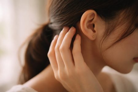 main-oreille-profil-flou-lumiere-douce