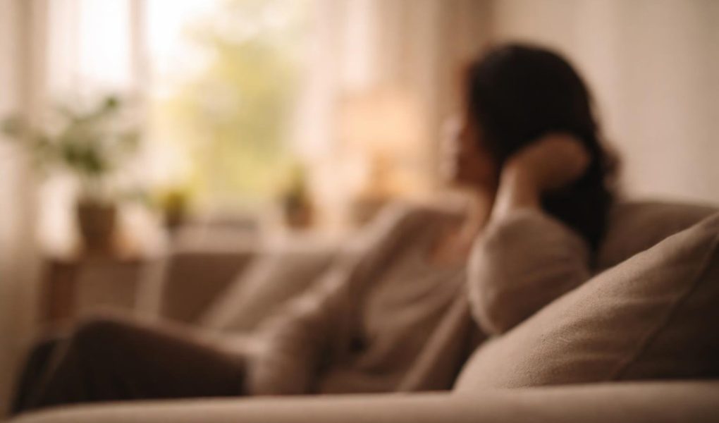 silhouette-floue-canape-lumiere-douce