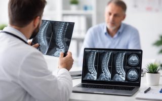 medecin-radiographies-patient-flou-consultation-moderne