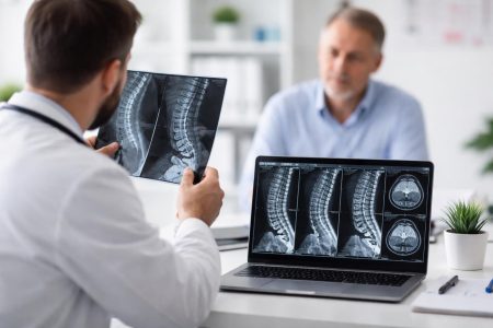 medecin-radiographies-patient-flou-consultation-moderne