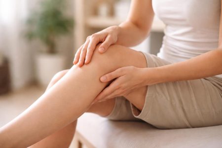 personne-focus-mollet-arriere-plan-flou